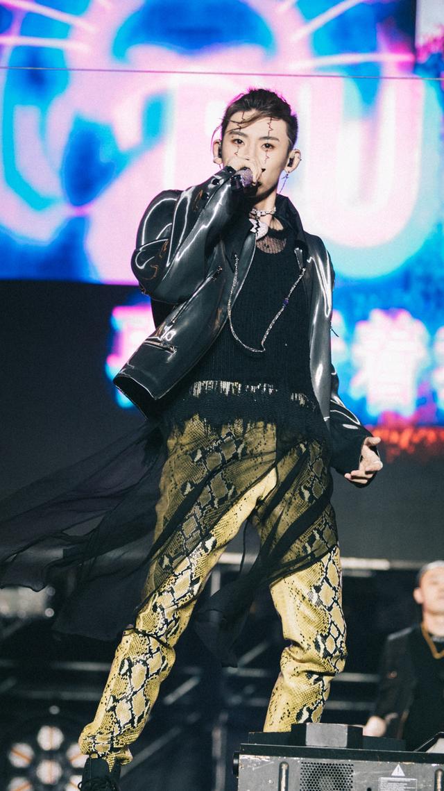 开云体育平台APP-C9碾压HKA，JackeyLove完成史诗逆转峡谷大战成都决赛之夜，点燃全场激情