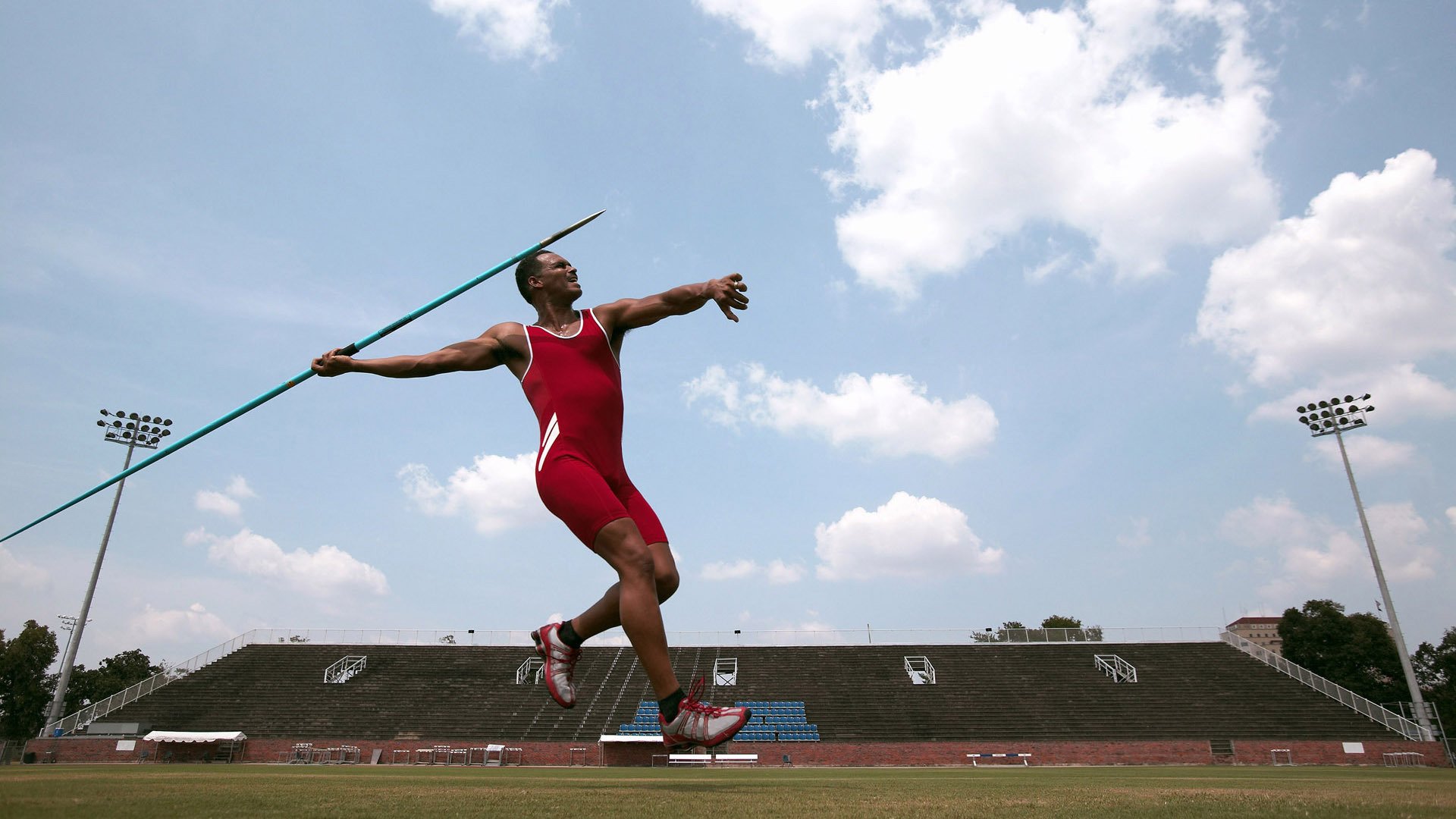 速度与激情碰撞！F1新赛季揭幕战焦点解读，新疆队篮网对决引爆体育迷狂欢